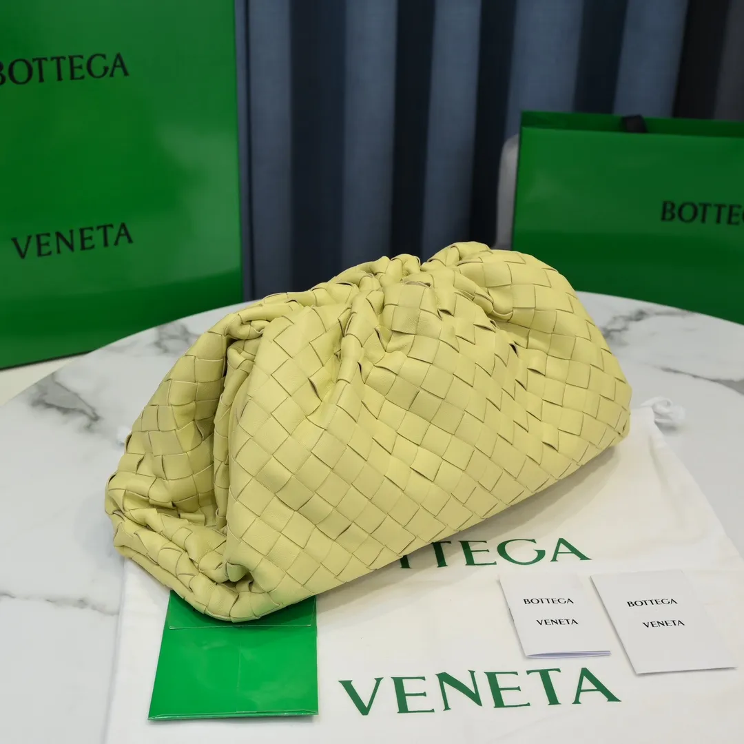 🔥🔥The counterattack of the popular Bottega Veneta started with this series of cloud bags, which went viral in the fashion circle and started a craze! Out of stock, out of stock, out of stock... One piece is hard to find, super hard to buy, regardless of age, season, or occasion. Very classy. Really, if you carry this on the road, it will turn heads! This is also the reason why this series is so expensive. Large size: 38*20*8.5cm [Big clouds and large grid weaving]